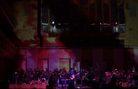 クラシック専用コンサートホールでは普段観られないようなCG映像が楽曲を盛り上げる（photo by AKIRA MAEDA）。