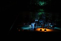 この日のAFRAはスツールに座ってパフォーマンス（photo by AKIRA MAEDA）。