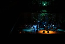 この日のAFRAはスツールに座ってパフォーマンス（photo by AKIRA MAEDA）。