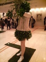 生花がスカートになっている斬新な作品。