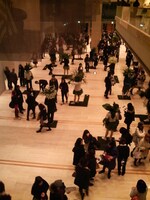 2Fよりロビーを俯瞰。大勢の観客が作品を珍しそうに眺めている。