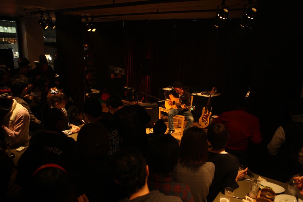 Rolling Stone Cafe奥に設置されたステージの前は密集地帯に。最前列から手の届くところでライブをするトミー・ゲレロ。
