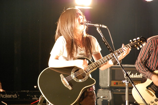 バンドを従え熱い歌声を聴かせたシギ。「輝いた」の着うたは、現在各ケータイサイトにてダウンロードが可能。