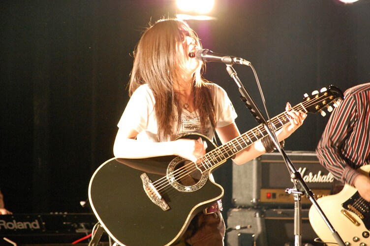 バンドを従え熱い歌声を聴かせたシギ。「輝いた」の着うたは、現在各ケータイサイトにてダウンロードが可能。