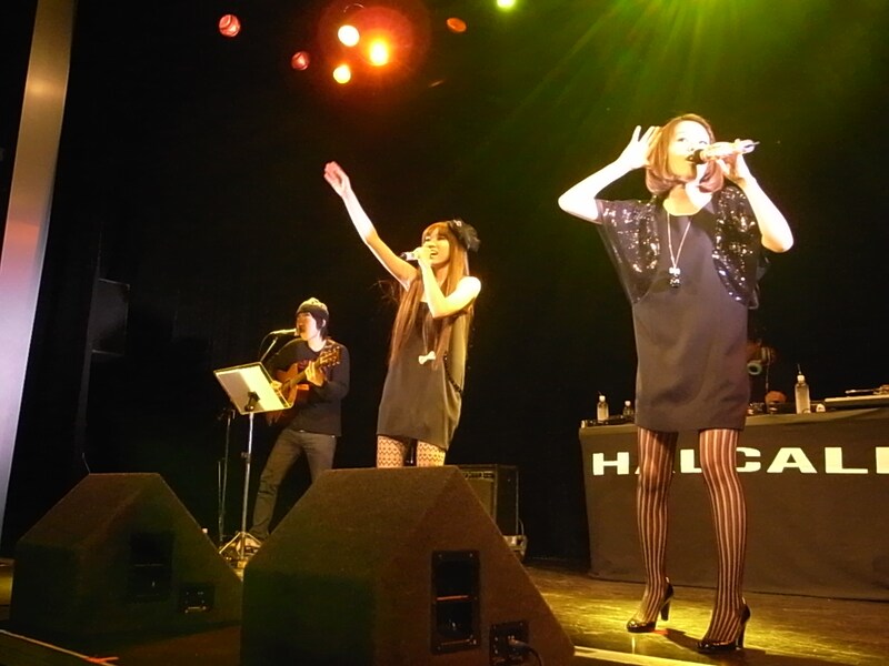 HALCALIの2人はシックな衣装で登場。2月11日発売の新曲「Re:やさしい気持ち」などを披露した。