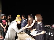 ライブ終了後は貴重な握手会も実施。