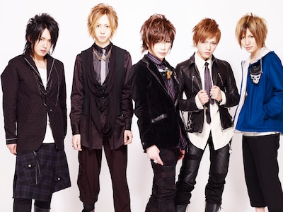 左からタケヒト(G)、インテツ(B)、葵(Vo)、ケンゾ(Dr)、夢人(G)。5人合わせて彩冷えるだ。