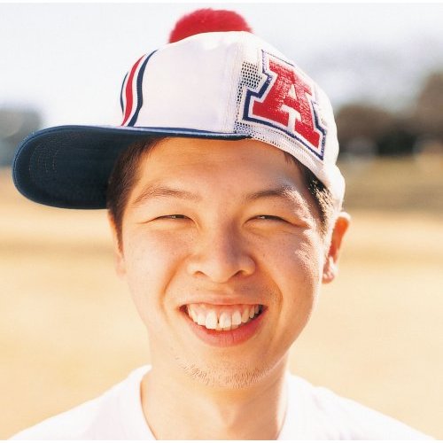 こちらはアルバムの通常盤ジャケット。初回限定盤とは相反する爽やかな笑顔を浮かべるDJケミカルが目印。