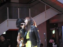 1Fのアトリウム広場から2F・3Fの吹き抜けまで、ステージを取り囲んで多数の観客がMiChiのライブに酔いしれた。