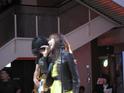 1Fのアトリウム広場から2F・3Fの吹き抜けまで、ステージを取り囲んで多数の観客がMiChiのライブに酔いしれた。