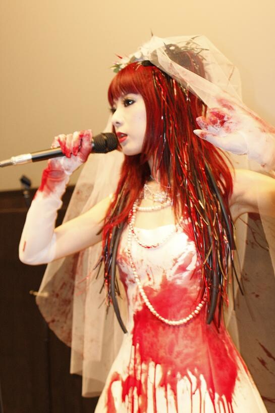 北出菜奈、血まみれドレスで“13日の金曜日”を祝福 - 音楽ナタリー