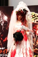 “悪魔のかま”を片手に、報道陣を威嚇する北出菜奈。