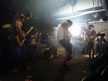新体制での活動も活発化してきたnhhmbase。今週末は福岡と熊本でライブを開催する（写真は旧メンバー）。