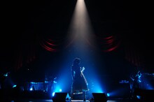 ライブ冒頭、純白のドレスに身を包み登場したみのりん。ステージではこのあと数回の衣装替えも行われた。