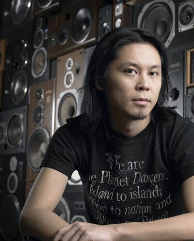 世界各国を飛び回りながらパフォーマンスを行っているKEN ISHII。ブログによれば昨日3週間ぶりに帰国したとのこと。