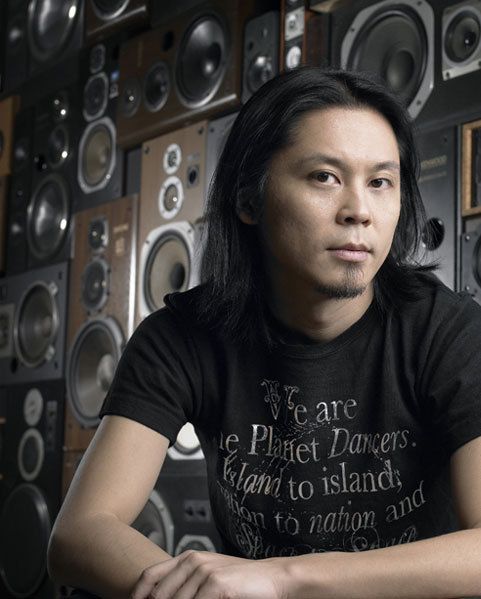 世界各国を飛び回りながらパフォーマンスを行っているKEN ISHII。ブログによれば昨日3週間ぶりに帰国したとのこと。