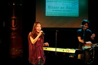 超満員でひしめく観客を、ポップなサウンドとゆるいMCで沸かせたSweet Vacation。