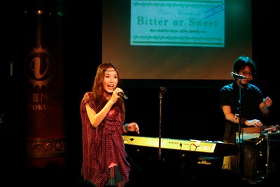 超満員でひしめく観客を、ポップなサウンドとゆるいMCで沸かせたSweet Vacation。