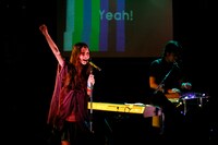 映像とシンクロするMayの「Yeah!」。