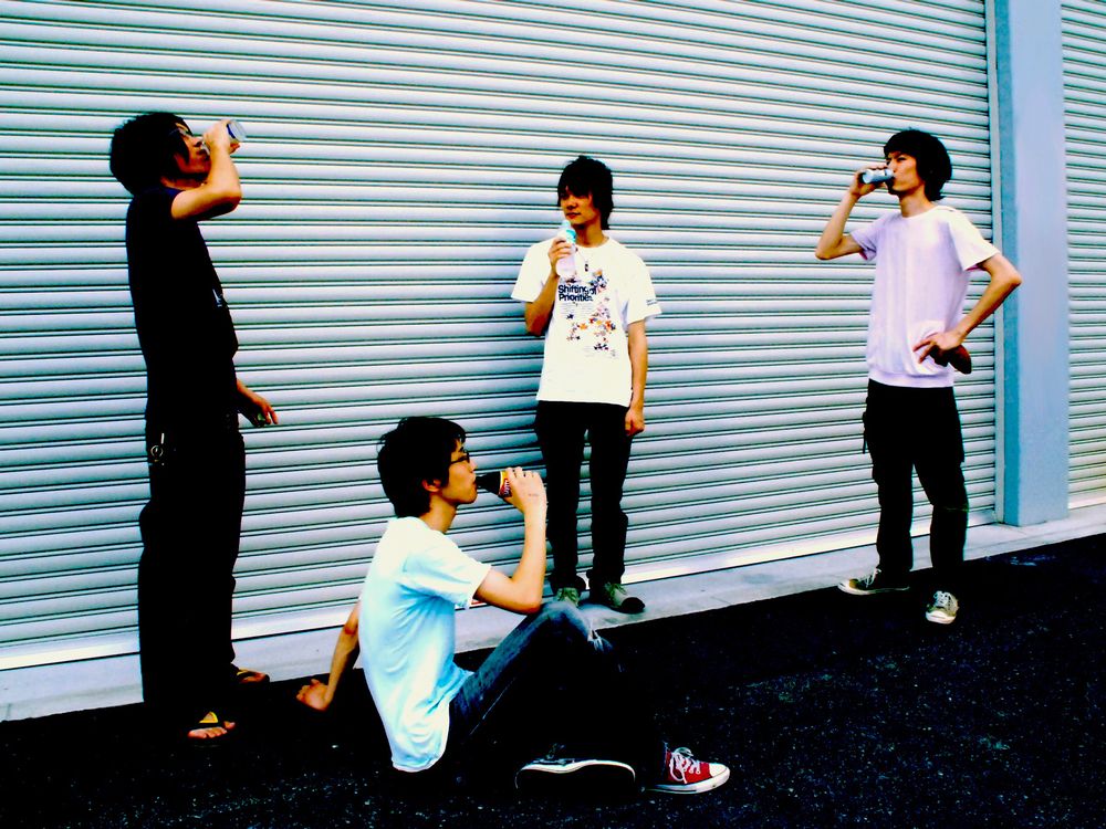 全員が1987年生まれのThe DARARS。メンバーは、左からタカギ皓平（Dr）、大塚雄飛（B）、平井拓郎（Vo,G）、いとーたかし（G,Vo）の4人。