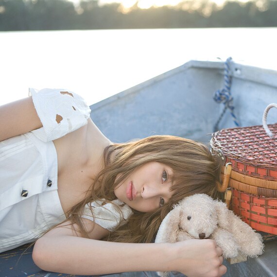 2ショットチェキ撮影会は、タワーレコード秋葉原でシングルを3枚購入した人を対象に行われる（写真は「晴れの日」ジャケット）。