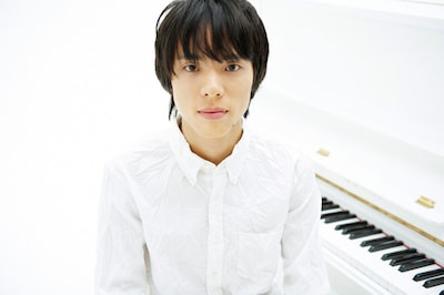 最近ではTwitterでファンとのコミュニケーションをはかりながら楽曲制作をする「つぶやきミュージック」など新たな試みにも挑戦しているクノシンジ。気になる人はTwitterで彼のアカウント（kunoshinji）をフォローしておこう。