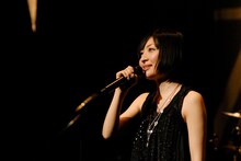 写真は今年1月24日の東京国際フォーラム公演の模様。「マジックナンバー」のストリングスアレンジを担当している河野伸は、このステージの編曲も手がけた。なお、このライブの模様はDVD「坂本真綾LIVE TOUR 2009 "WE ARE KAZEYOMI!"」で観ることができる。