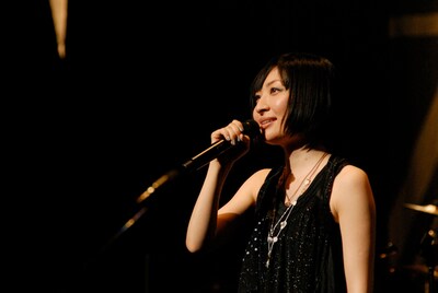 写真は今年1月24日の東京国際フォーラム公演の模様。「マジックナンバー」のストリングスアレンジを担当している河野伸は、このステージの編曲も手がけた。なお、このライブの模様はDVD「坂本真綾LIVE TOUR 2009 "WE ARE KAZEYOMI!"」で観ることができる。