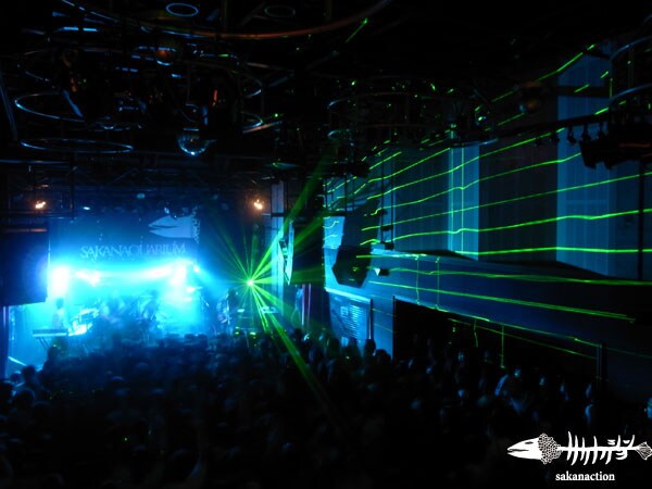 ツアーの様子はバンドのオフィシャルブログにも随時アップ。ライブ写真とあわせてチェックしてみよう（写真は2月14日の京都公演の様子）。