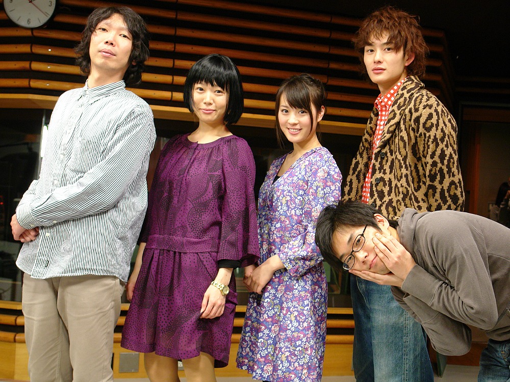 写真は左からやしろ教頭、Salyu、北乃きい、岡田将生、やましげ校長。やしろ教頭とやましげ校長は「SCHOOL OF LOCK!」のMC。