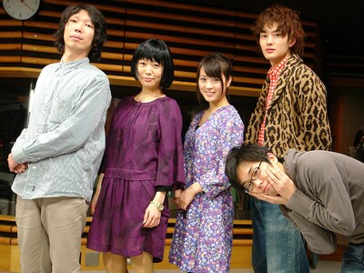 写真は左からやしろ教頭、Salyu、北乃きい、岡田将生、やましげ校長。やしろ教頭とやましげ校長は「SCHOOL OF LOCK!」のMC。