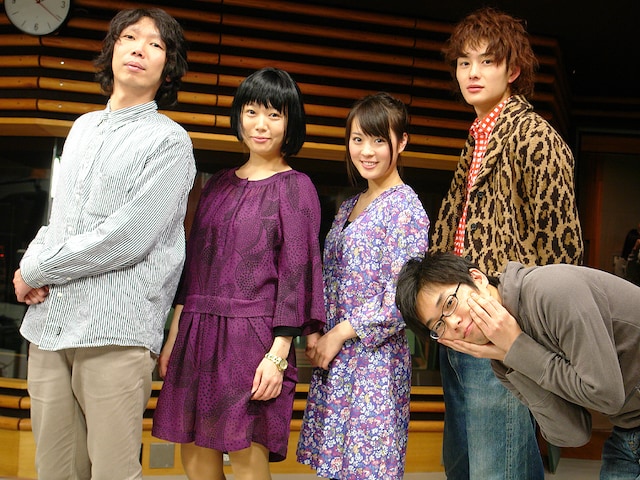 写真は左からやしろ教頭、Salyu、北乃きい、岡田将生、やましげ校長。やしろ教頭とやましげ校長は「SCHOOL OF LOCK!」のMC。