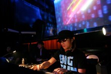 ナタリーPower PushのコーナーではTOWA TEIのスペシャルインタビューを公開中。クールなたたずまいからは想像もつかないユーモアあふれる語り口で、彼ならではの音楽哲学が語られている。