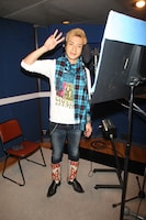 つるのは4月1日に放送されるフジテレビ系「クイズ！ヘキサゴンII」で、アルバムの曲を初披露する予定。ファンはお楽しみに。