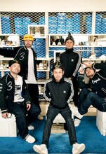 左からKEI、K-MOON、廣山哲史、廣山陽介、AFRA。後ろがadidasシューズ。