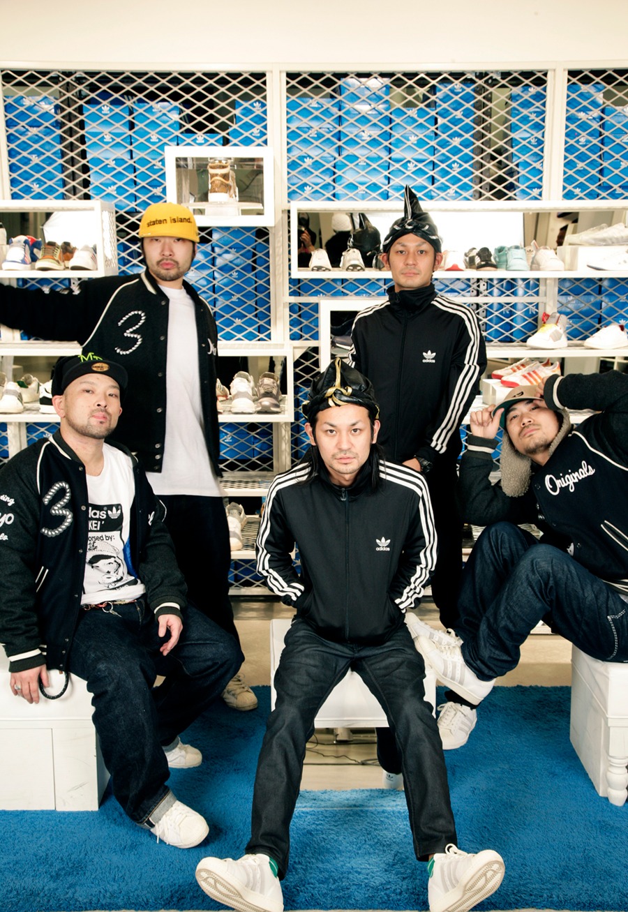 左からKEI、K-MOON、廣山哲史、廣山陽介、AFRA。後ろがadidasシューズ。