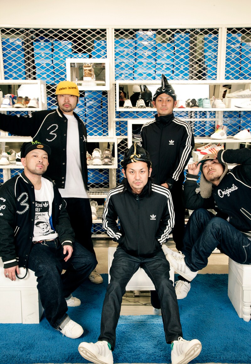左からKEI、K-MOON、廣山哲史、廣山陽介、AFRA。後ろがadidasシューズ。