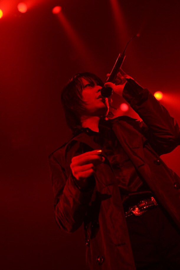 黒のロングコートで登場したボーカル櫻井敦司。この日はアンコールを含む計15曲が披露された。