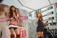 メンバーのMIE（写真左）は、オフィシャルブログで「みんなの笑顔が、声援が、涙が、すごくリァルで☆全身で感じるコトができました…(*∨ｖ∨*)」と喜びを語っている。