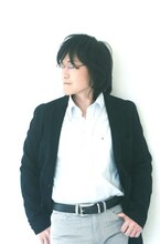 普段はメガネをかけているTOSHI。目の疲れを和らげる目薬はやはり必需品だろう。