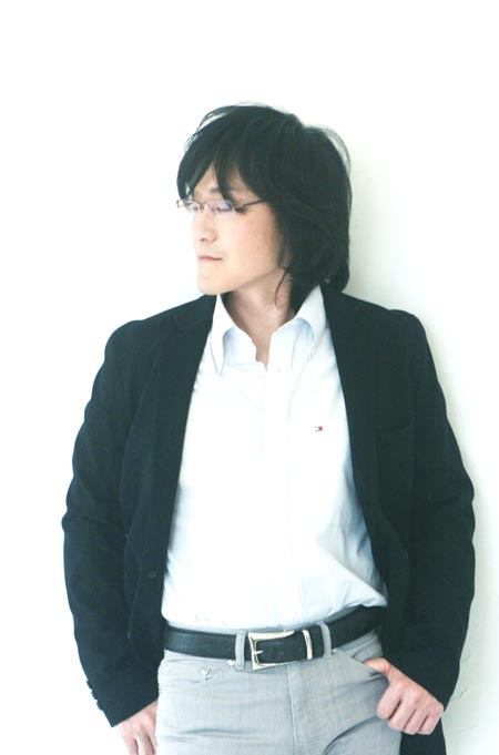 普段はメガネをかけているTOSHI。目の疲れを和らげる目薬はやはり必需品だろう。