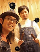 高校時代からの憧れのアーティスト、ハシケン（写真左）とユニット「ハシケンハマケン」を結成した浜野謙太。