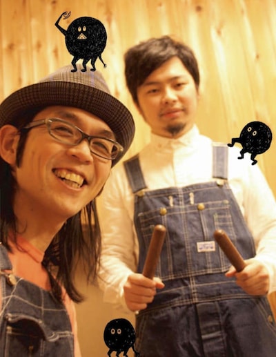 高校生の頃からハシケン（写真左）のファンだったというハマケン（右）は、オーバーオールのペアルックでご満悦。両手には乾いたばちを握っている。