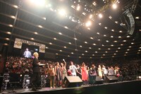 会場に集まった1万1000人の観客はチケット代の代わりに2000円を募金。募金はすべて財団法人交通遺児育成基金、および同基金に設立されたSDD基金に寄付される。