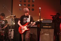 本日のライブには、LINDBERG時代から公私ともにパートナーを務める平川達也がギタリストとして参加した。