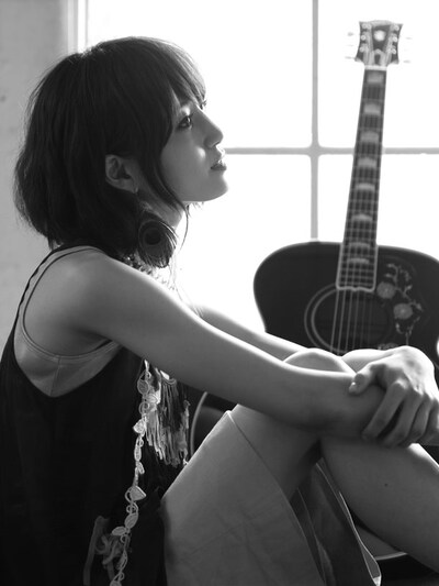 最新シングル「傘」には、おおはた雄一とのコラボ「太陽カフェ」を含む3曲を収録。