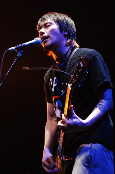 ライブ当日は、Kenによるギター教則DVD「横山健 B Class Guitar Lesson」の発売日。憧れの内田勘太郎とのセッションについてなど、見どころをファンに伝えた。