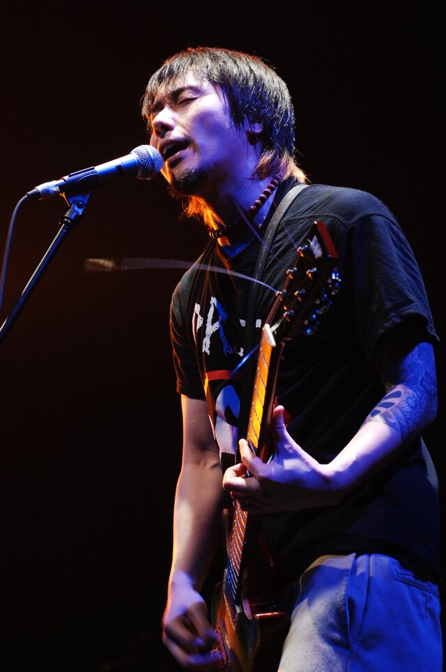 ライブ当日は、Kenによるギター教則DVD「横山健 B Class Guitar Lesson」の発売日。憧れの内田勘太郎とのセッションについてなど、見どころをファンに伝えた。