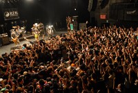 KEN BANDの演奏中、モッシュやクラウドサーフの嵐が止むことはなかった。