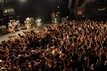 KEN BANDの演奏中、モッシュやクラウドサーフの嵐が止むことはなかった。